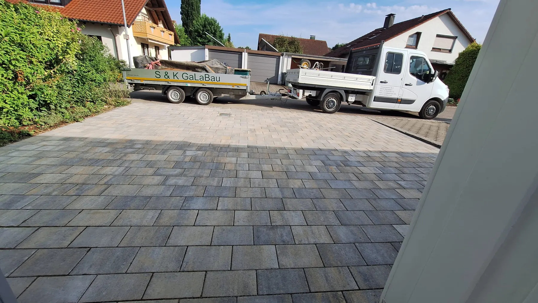 Neu gepflasterte Einfahrt in grauem Betonpflaster